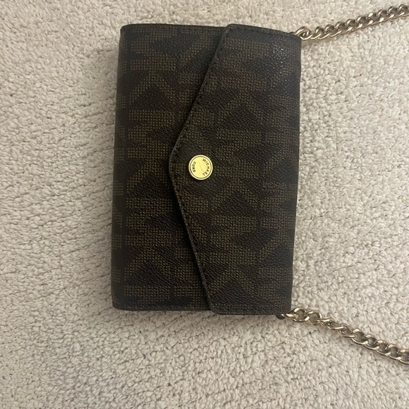 Michael Kors Black Crossbody Bag with Gold Chain Design - Picture 3 of 5